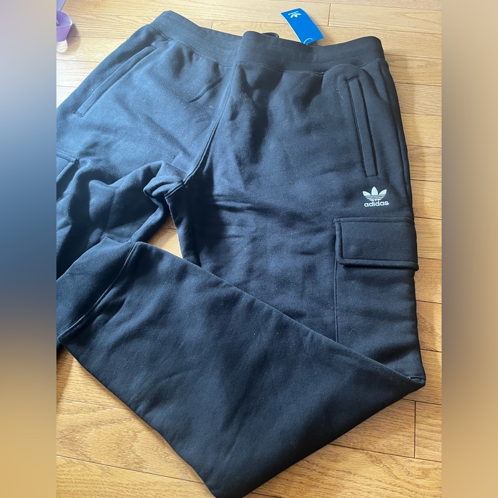 Adidas men’s sweatsuit size XL (zip up hoodie and cargo sweatpants) new with tag